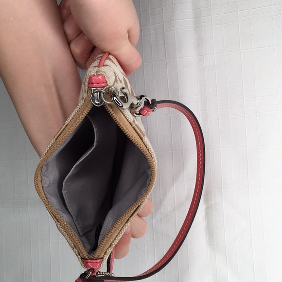 Coach Wristlet salmon pink with cream - Picture 4 of 6